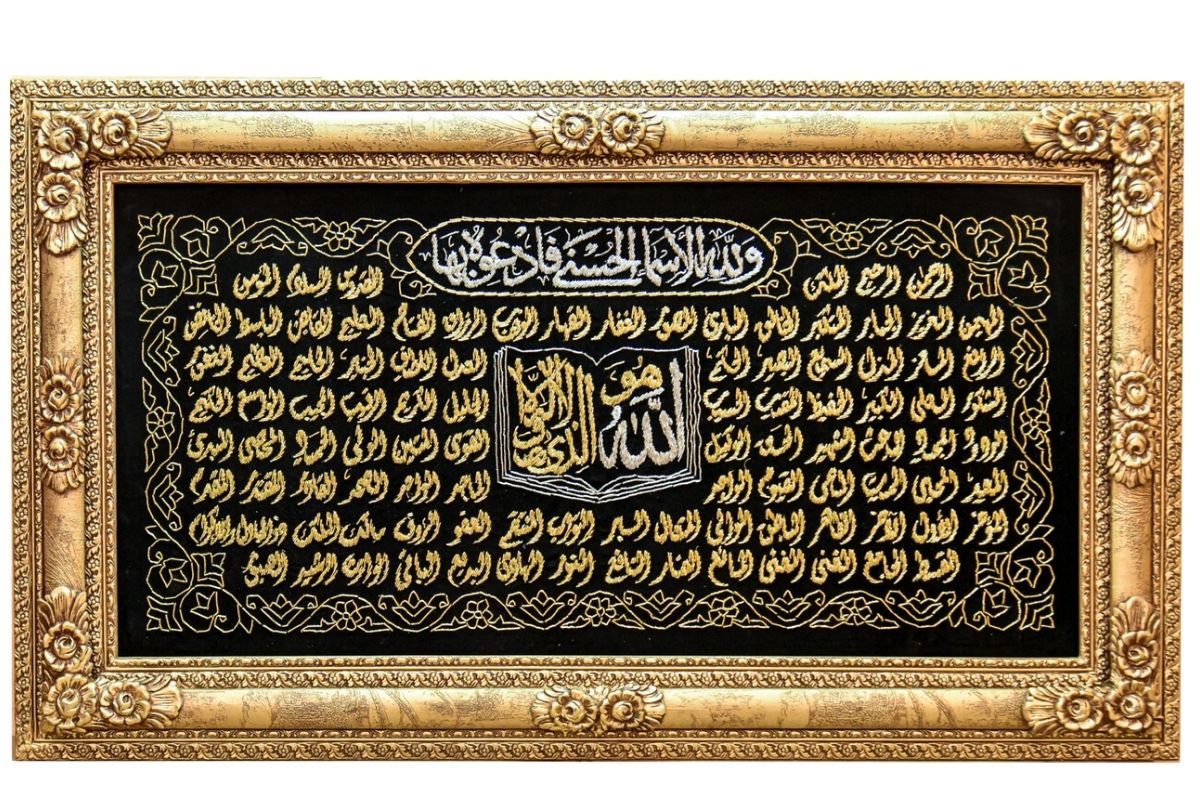 Enhance your space with this luxurious Thuluth calligraphy wall art, featuring the 99 Names of Allah embroidered with gold and silver purl threads on a premium black velvet background. Measuring 80 cm x 140 cm x 6 cm (31.5 inches x 55.1 inches x 2.4 inches), it's perfect for homes, prayer rooms, or as a meaningful gift.